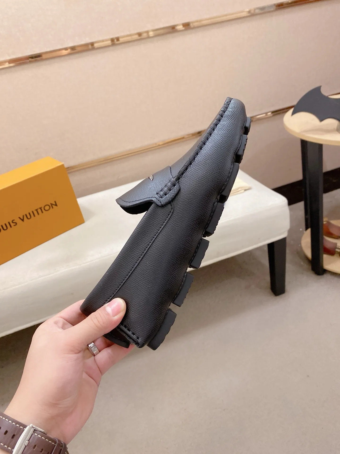 Factory price: 500💰High-end quality! LV 🆕🆕Exclusive hot-selling products in stock🔥🔥New products on the shelves, high-quality Ferragamo men's pea shoes, high-end casual driving shoes, with complete packaging! 💪 💪 Material: imported first-layer cowhide 🐂 + imported high-quality buffalo leather lining + wear-resistant outsole 👍🏻👍🏻 Features: high-end and comfortable, purely handmade 🚀 🚀 Create the perfect shoes that suit you best 🔥 🔥 Size: (38-44) 45 standard size can be customized!